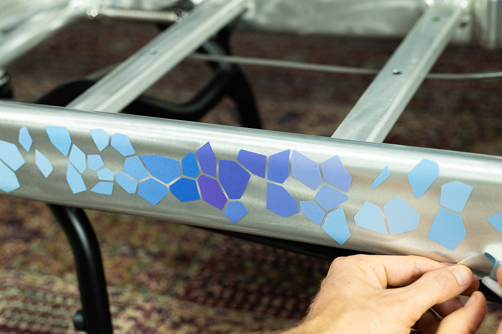 Applying the reflective sticker with application film, variant Blues