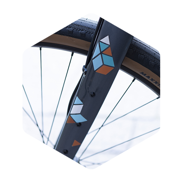 Detailansicht einer Fahrradgabel mit geometrischen Stickern