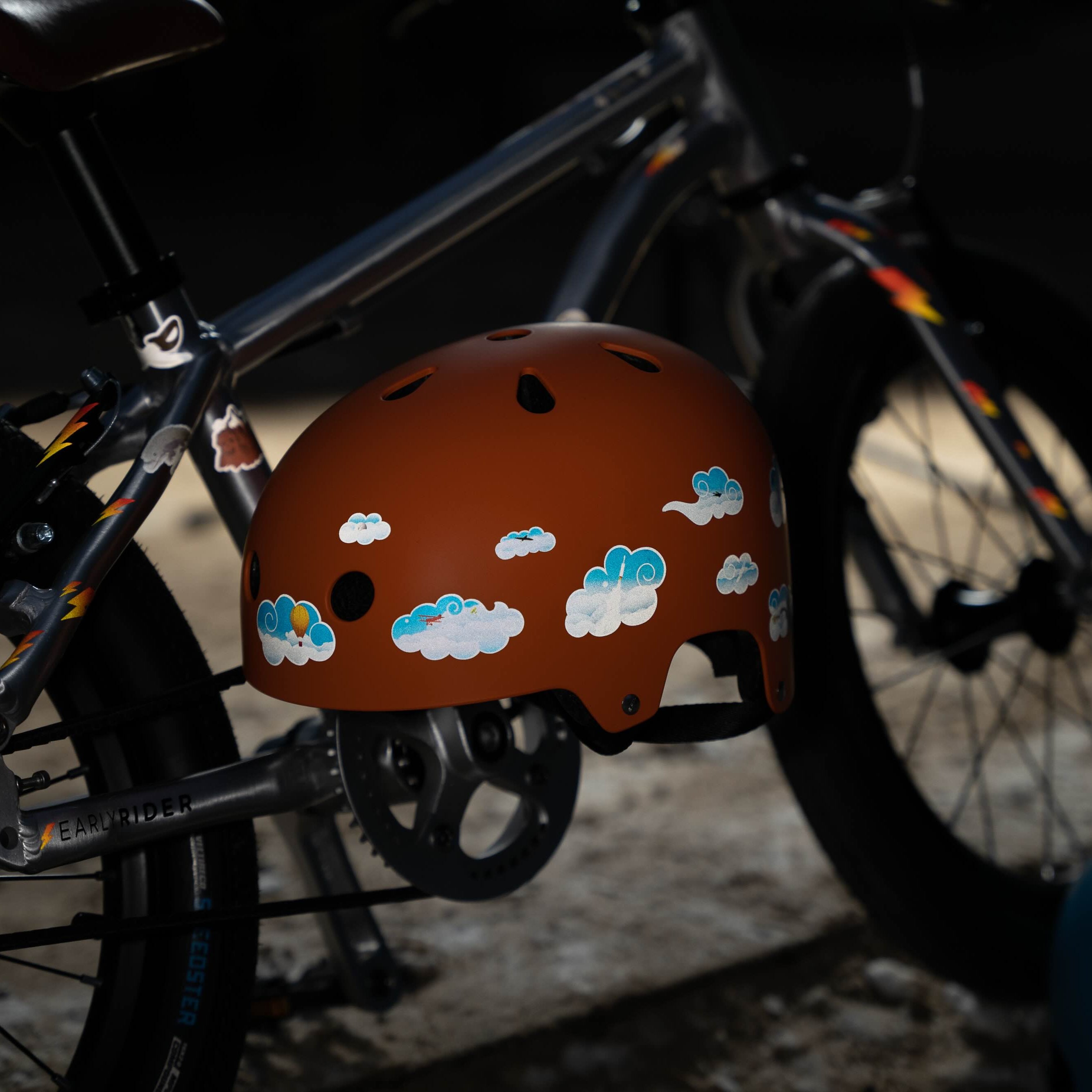 Clouds und Rock Rain Rainbow von REFLECTIVE Berlin auf Kinderfahrrad mit stark reflektierenden bunten Formen für mehr Sichtbarkeit im urbanen Stil.