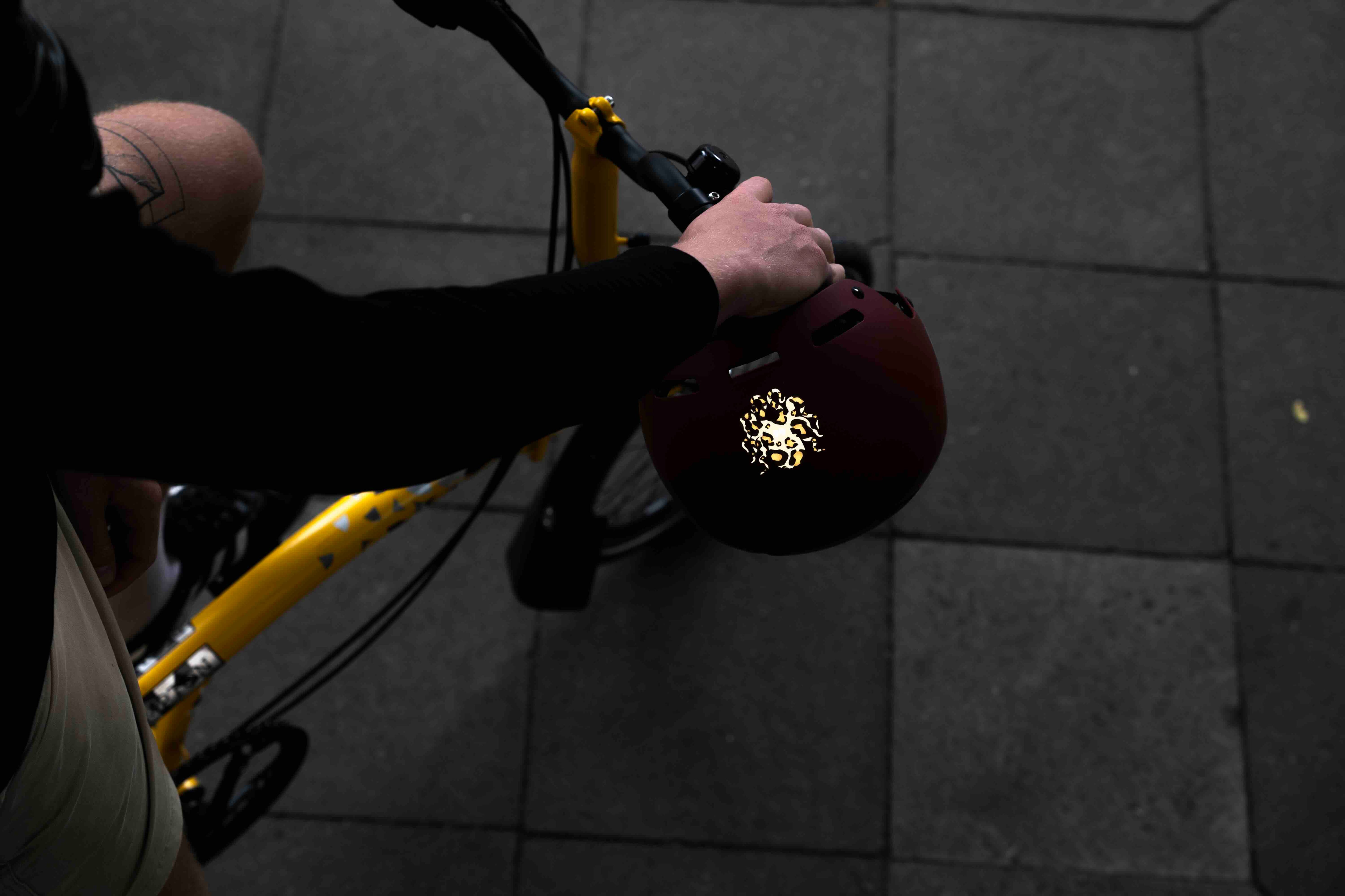 Kraken Leo von REFLECTIVE Berlin auf Fahrradhelm mit stark reflektierendem Krakenmotiv im Leopardenmuster für mehr Sichtbarkeit im urbanen Stil.