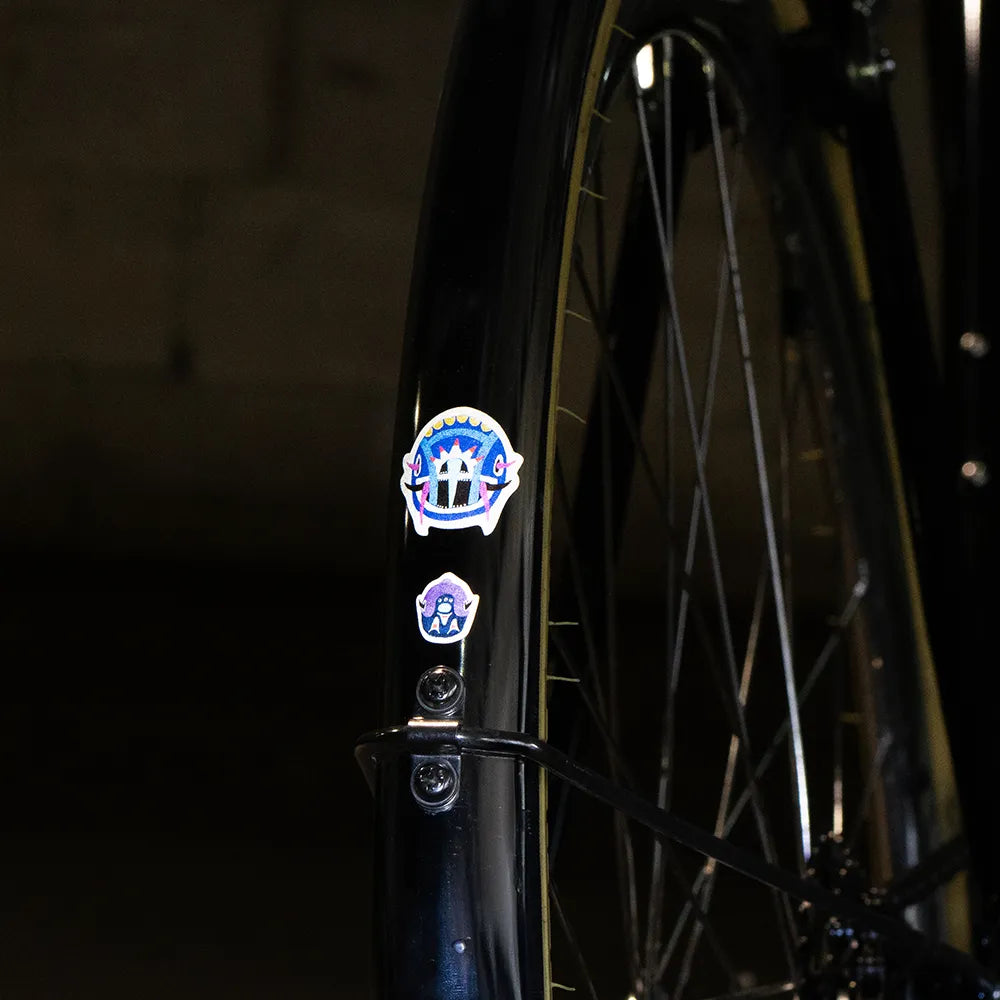 Reflektierende Aufkleber Künstleredition „Kurihara“ auf schwarzem Fahrrad Schutzblech. Zwei Aufkleber im Detail mit japanischen Masken. von REFLECTIVE Berlin