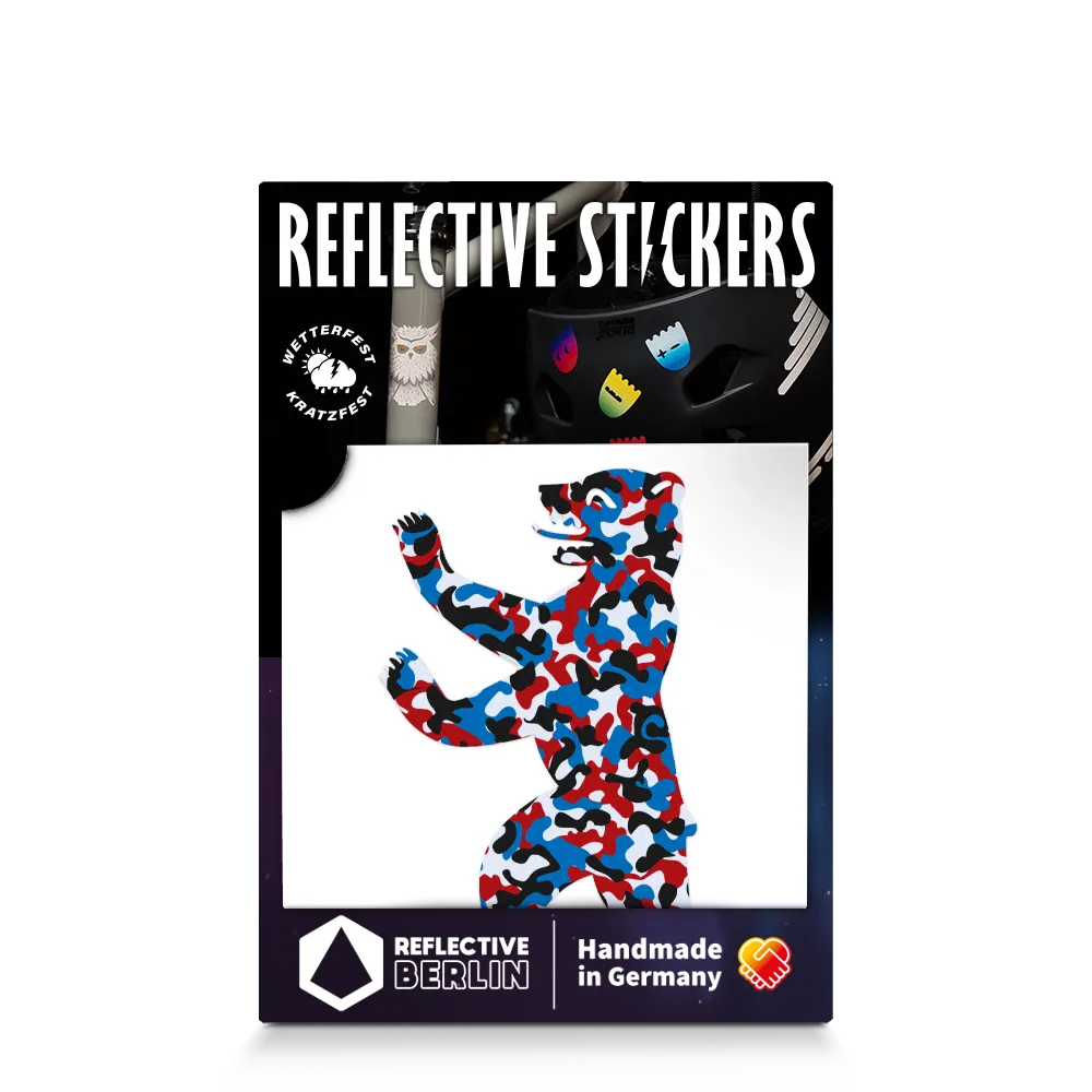 Reflektierender Aufkleber „Berliner Bär“ in Farbvariante „französisches Camo“ in Produktverpackung von REFLECTIVE Berlin.