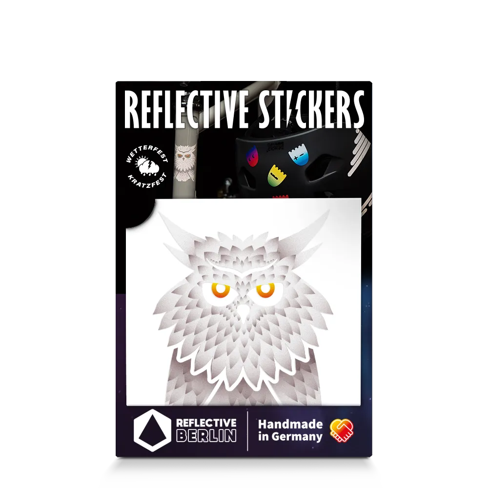 Reflektierender Aufkleber „Eule“ in Farbvariante „weiß“ in Produktverpackung von REFLECTIVE Berlin.