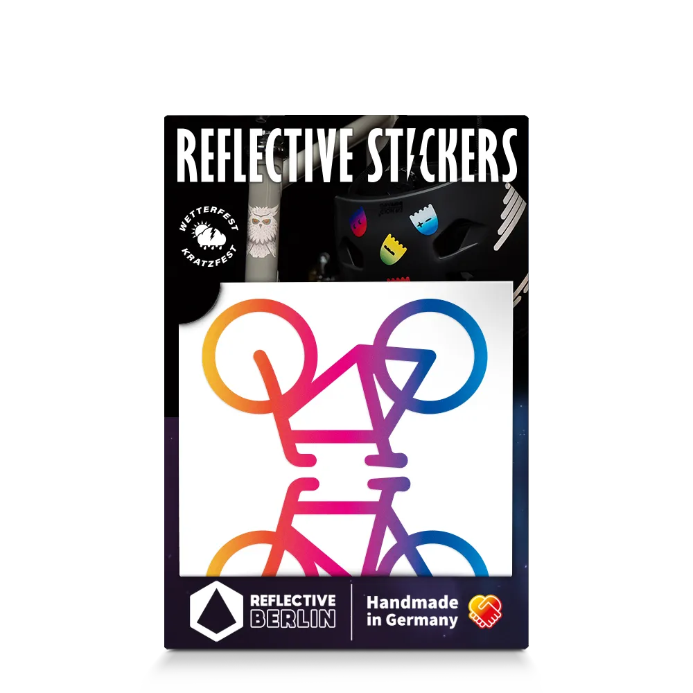 Reflektierender Aufkleber „Fahrräder“ in Farbvariante „Regenbogen“ in Produktverpackung von REFLECTIVE Berlin.