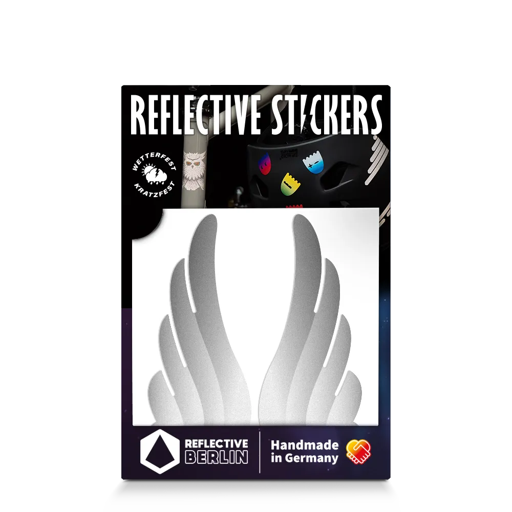 Reflektierender Aufkleber „Flügel“ in Farbvariante „weiß“ in Produktverpackung von REFLECTIVE Berlin.