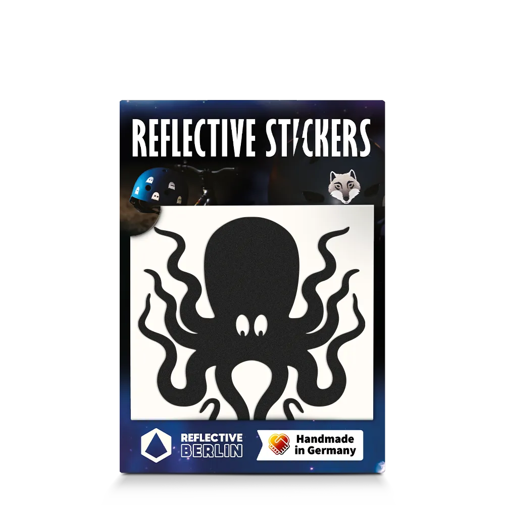 Reflektierender Aufkleber „Kraken“ in Farbvariante „schwarz“ in Produktverpackung von REFLECTIVE Berlin.