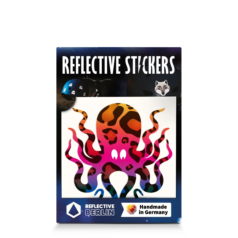 Reflektierender Aufkleber „Kraken“ in Farbvariante „Regenbogen“ in Produktverpackung von REFLECTIVE Berlin.