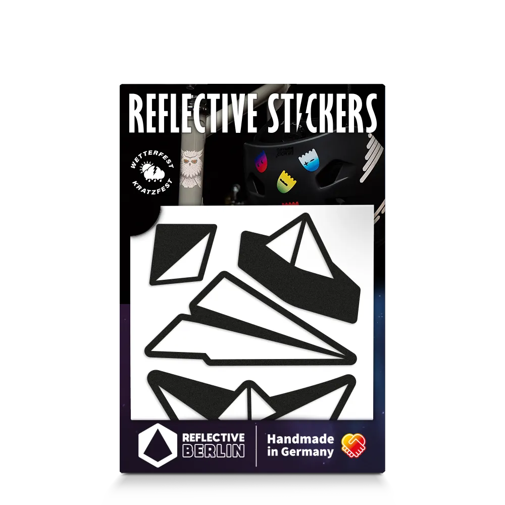 Reflektierender Aufkleber „Papierflieger“ in Farbvariante „Schwarz“ in Produktverpackung von REFLECTIVE Berlin.