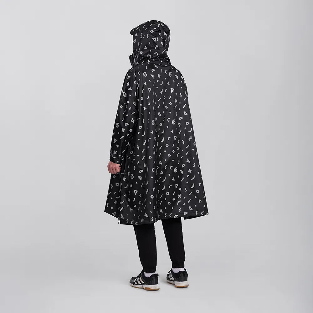 reflektierender Fahrrad Regenponcho in Farbvariante „Doodle“ getragen von einer Person in Rückenansicht vor weißem Hintergrund. Kollaboration von Bomance und REFLECTIVE Berlin.