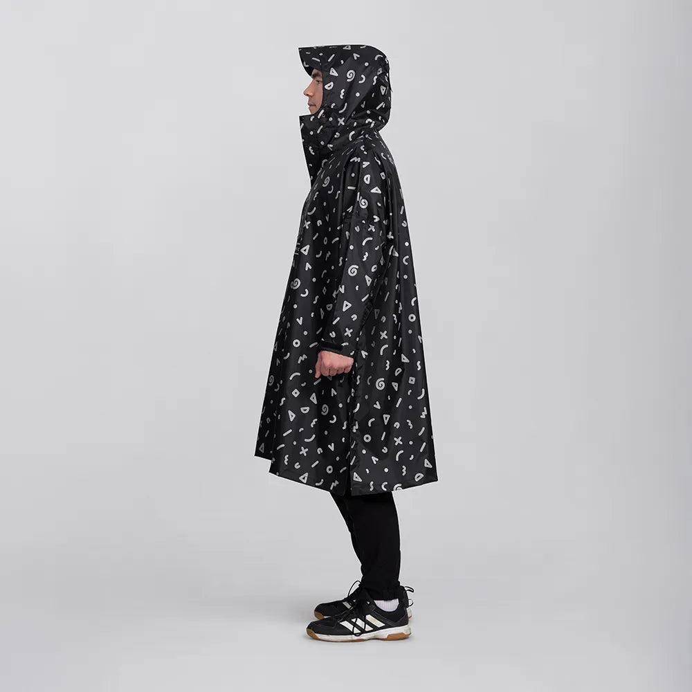 reflektierender Fahrrad Regenponcho in Farbvariante „Doodle“ getragen von einer Person, die im Profil vor weißem Hintergrund steht. Kollaboration von Bomance und REFLECTIVE Berlin.