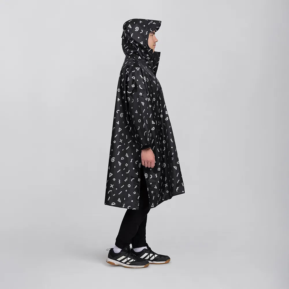 reflektierender Fahrrad Regenponcho in Farbvariante „Doodle“ getragen von einer Person, die im Profil steht und nach rechts schaut vor weißem Hintergrund. Kollaboration von Bomance und REFLECTIVE Berlin.