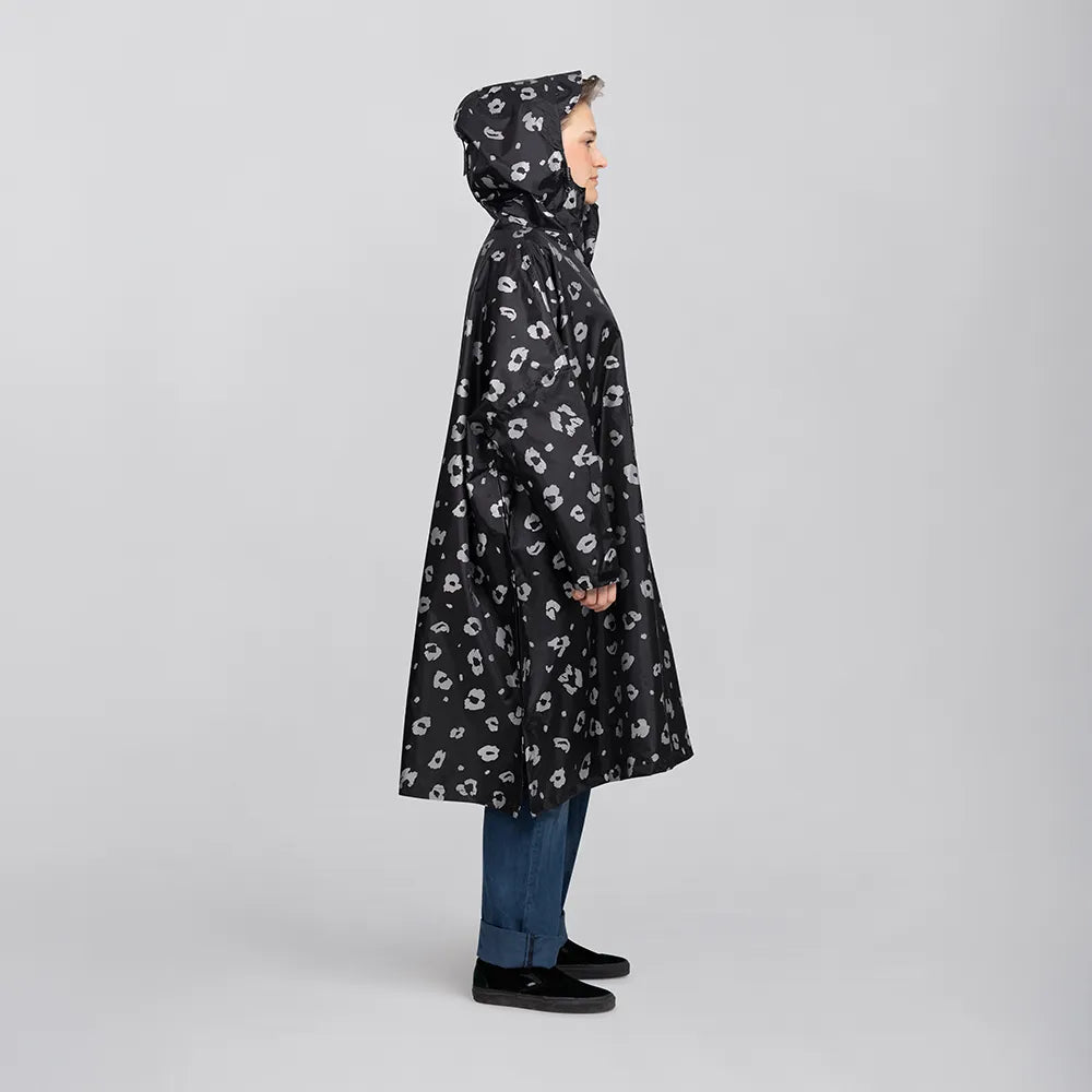 reflektierender Fahrrad Regenponcho in Farbvariante „Leo“, getragen von einer Person, die im Profil zu sehen ist. Kollaboration von Bomance und REFLECTIVE Berlin.