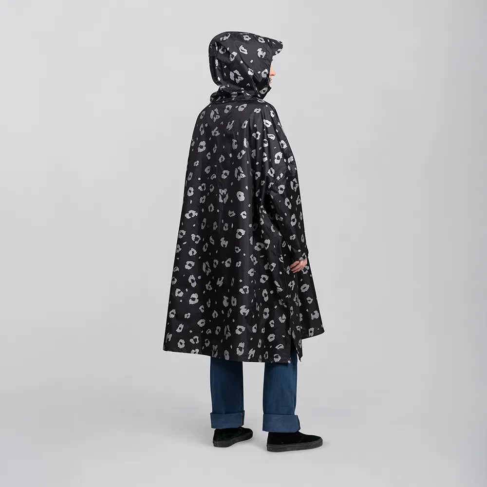 reflektierender Fahrrad Regenponcho in Farbvariante „Leo“, getragen von einer Person, von schräg hinten zu sehen ist. Kollaboration von Bomance und REFLECTIVE Berlin.