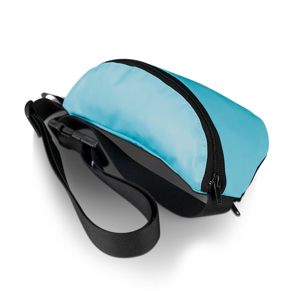 reflektierende Gürteltasche/fanny pack/Pouch in Farbvariante „Blue Curacao“ in Seitenansicht, die Trägerriemen und Klipp-Verschluss der Tasche zeigt. Arrangement von REFLECTIVE Berlin.