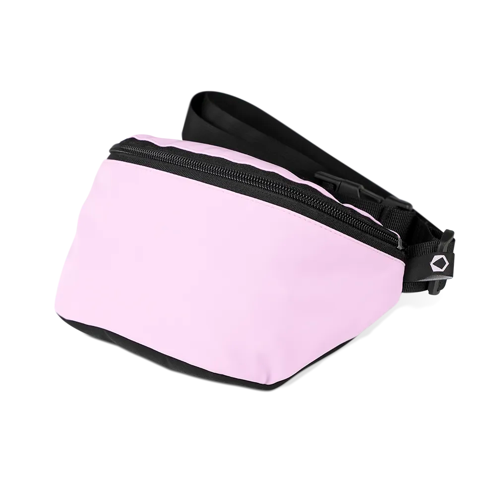 reflektierende Gürteltasche/Fanny pack/Pouch in Farbvariante „soft rosa“ mit hervorgehobener Reflexion von REFLECTIVE Berlin.