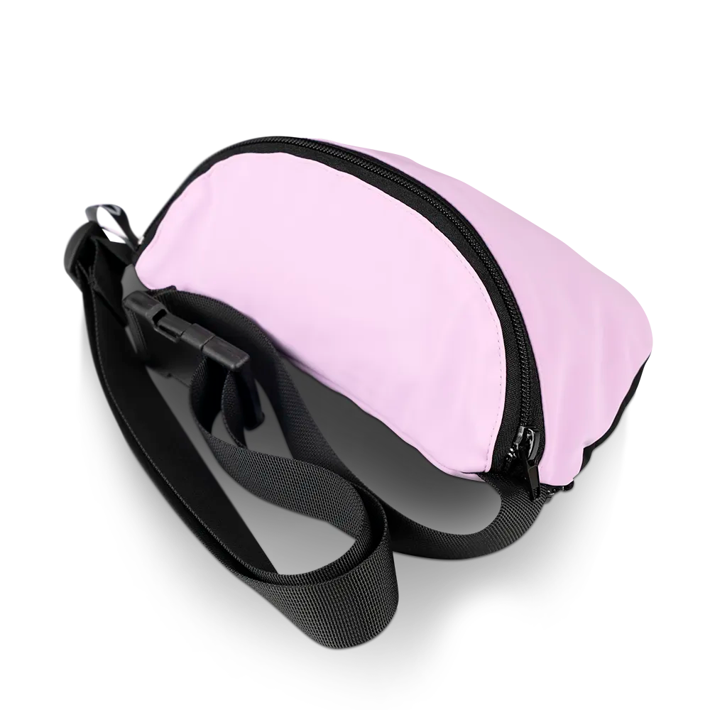 reflektierende Gürteltasche/fanny pack/Pouch in Farbvariante „soft rosa“ in Seitenansicht, die Trägerriemen und Klipp-Verschluss der Tasche zeigt. Arrangement von REFLECTIVE Berlin.