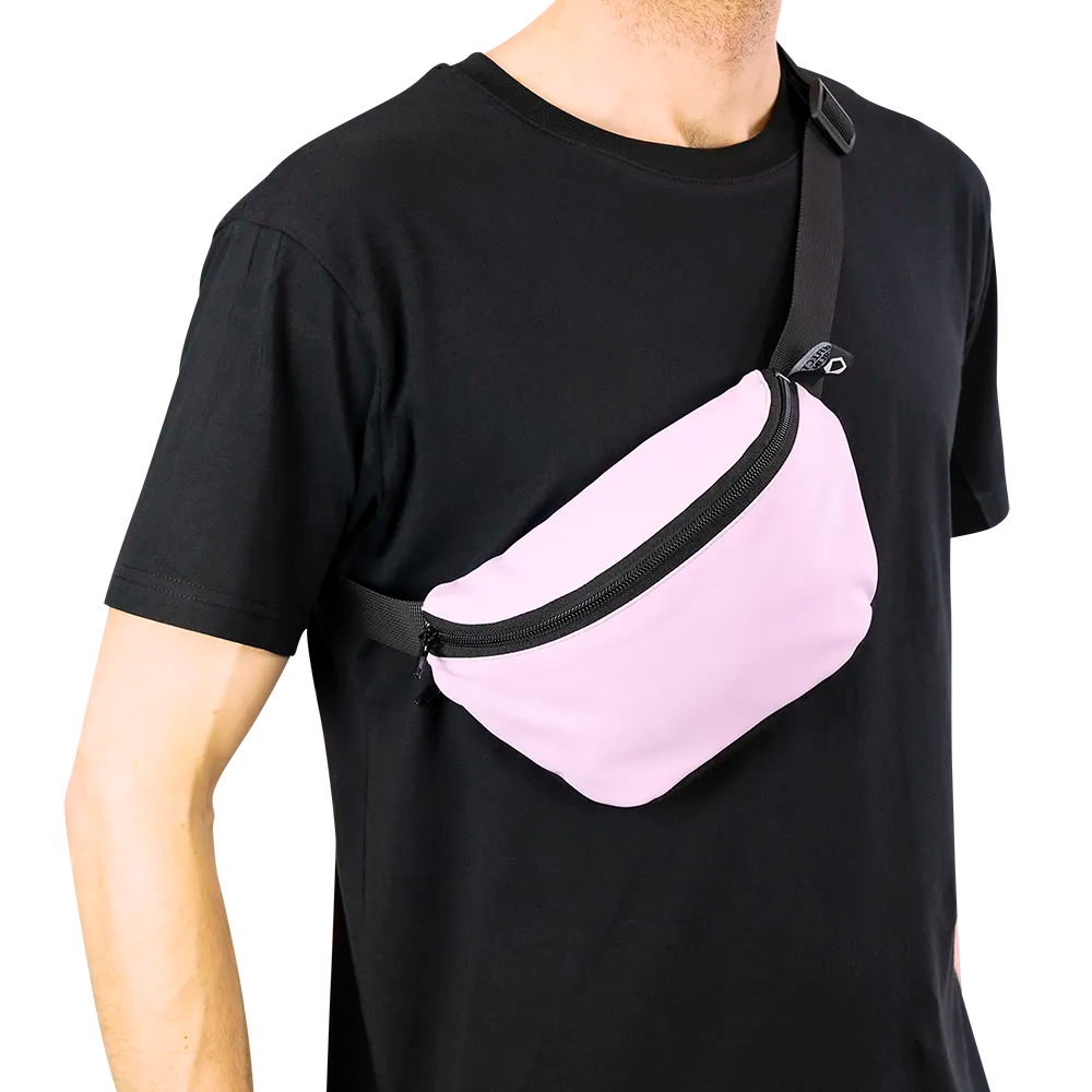 reflektierende Gürteltasche/fanny pack/Pouch in Farbvariante „soft rosa“ wird von einer Person am Oberkörper getragen. Arrangement von REFLECTIVE Berlin.
