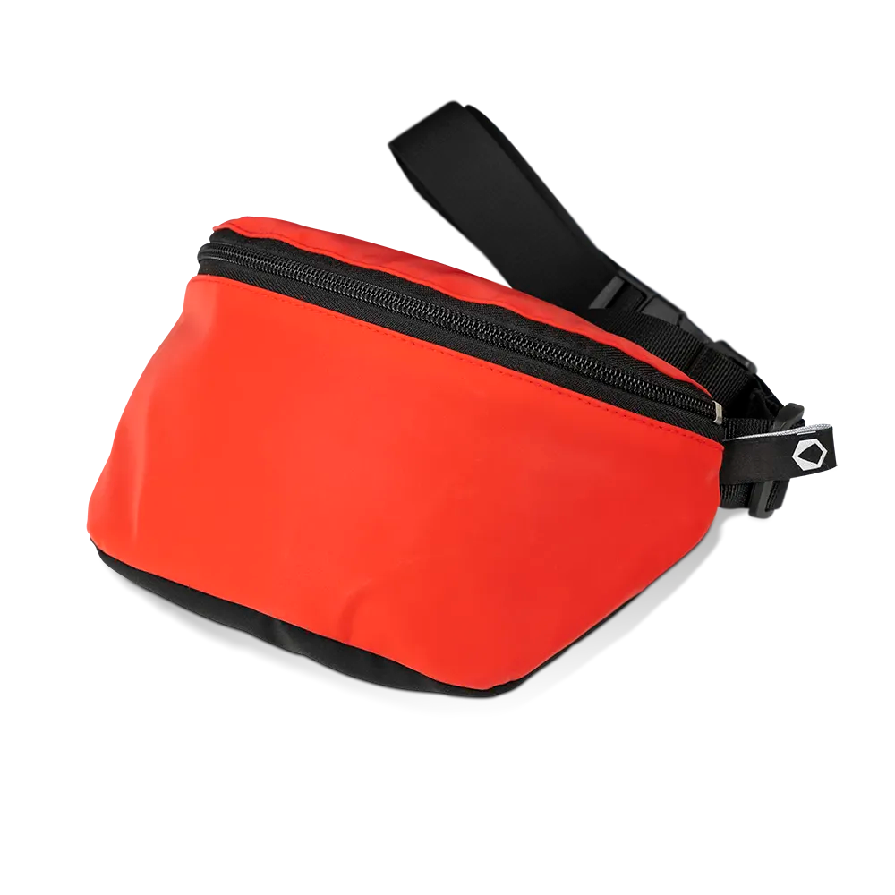 reflektierende Gürteltasche/Fanny pack/Pouch in Farbvariante „Tomato red“ mit hervorgehobener Reflexion von REFLECTIVE Berlin.
