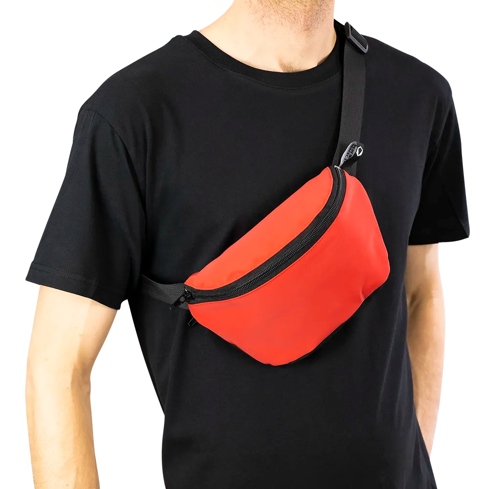 reflektierende Gürteltasche/fanny pack/Pouch in Farbvariante „Tomato red“ wird von einer Person am Oberkörper getragen. Arrangement von REFLECTIVE Berlin.