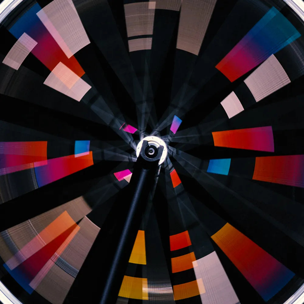 Reflektierender Speichen Aufkleber „Spokes“ in Farbvarianten „Feuer“,„Regenbogen“ und „weiß“ auf einem rotierenden Fahrrad Laufrad zur Hervorhebung der Reflexion. Von REFLECTIVE Berlin.