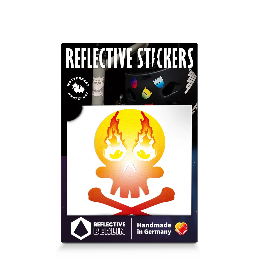 Reflektierender Aufkleber „Totenkopf“ in Farbvariante „Feuer“ in Produktverpackung von REFLECTIVE Berlin.