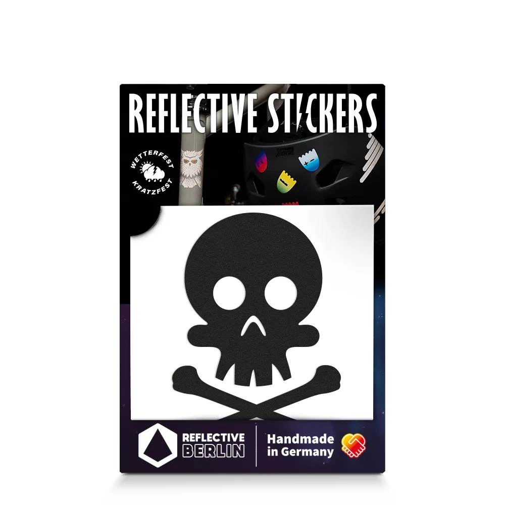 Reflektierender Aufkleber „Totenkopf“ in Farbvariante „schwarz“ in Produktverpackung von REFLECTIVE Berlin.