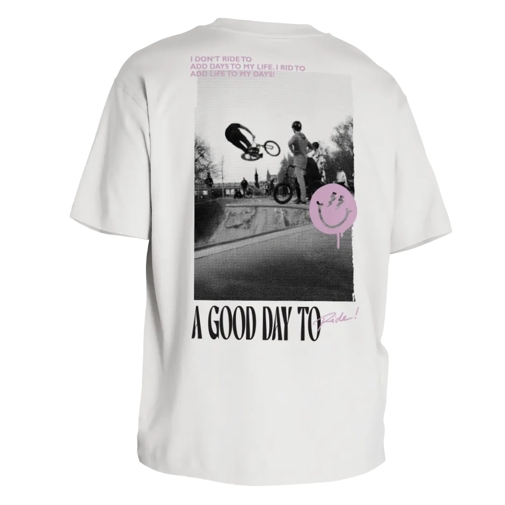 freigestellte Rückansicht von T-Shirt Streetlife in der Farbvariante Weiß von REFLECTIVE Berlin mit dem Slogan „A Good Day to Ride“.