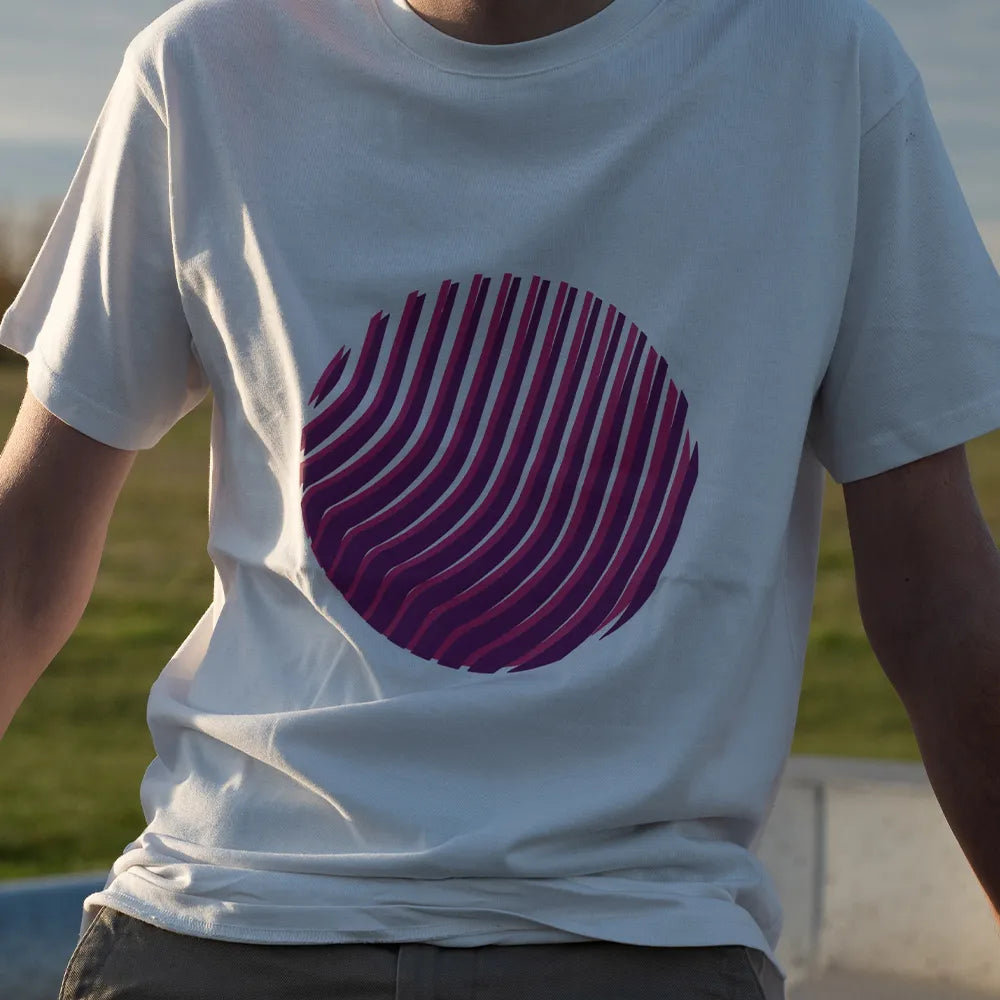 Nahaufnahme vom Reflektierenden T-Shirt Sunset in der Farbvariante Off-white. Das T-Shirt wird von einer Person bei Tageslicht getragen. Der runde reflektierende Print auf dem T-Shirt von REFLECTIVE Berlin wird bei Tageslicht ohne Reflexion dargestellt.