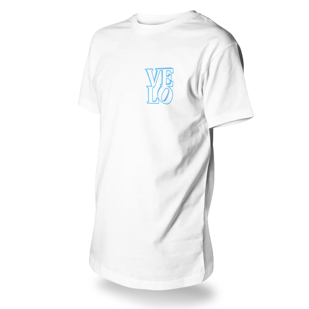 Ride Reflective x VELOBerlin T-Shirt in der Farbvariante Weiß mit blauem reflektierendem Aufdruck „Velo“ von REFLECTIVE Berlin in Frontansicht.