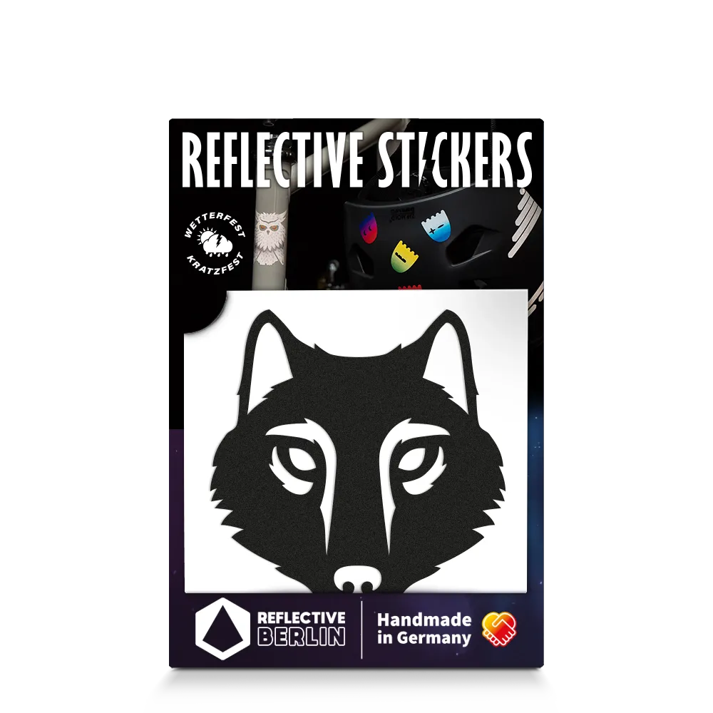 Reflektierender Aufkleber „Wolf“ in Farbvariante „schwarz“ in Produktverpackung von REFLECTIVE Berlin.