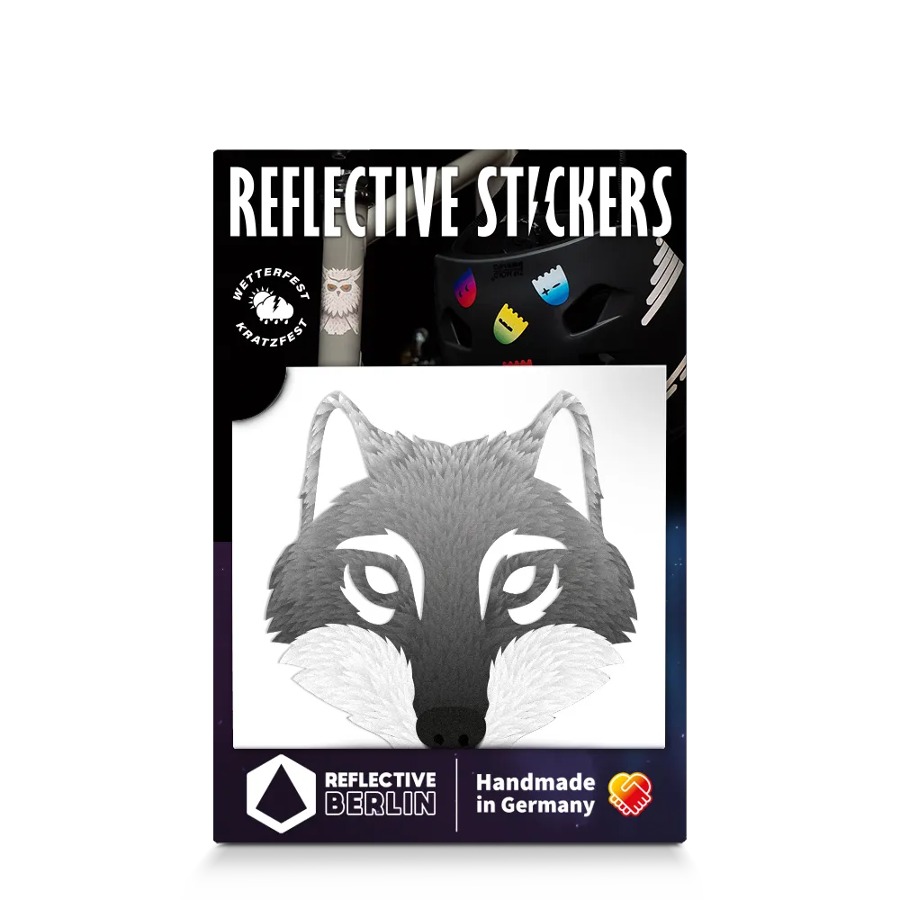 Reflektierender Aufkleber „Wolf“ in Farbvariante „grau“ in Produktverpackung von REFLECTIVE Berlin.