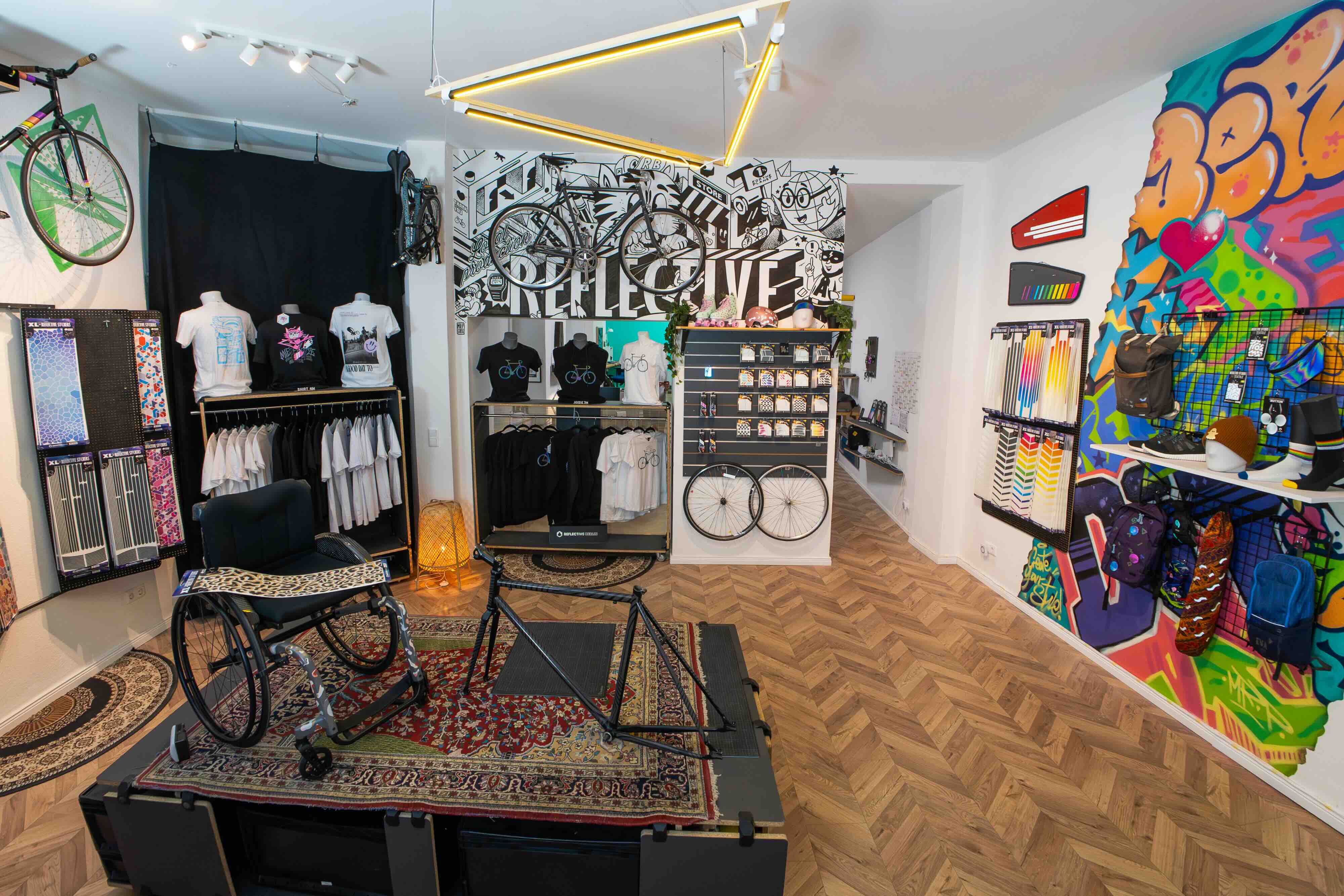 Zweiter Showroom von REFLECTIVE Berlin mit Shirts, Stickern, Rädern und Graffitis an den Wänden