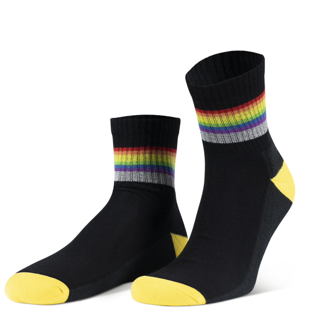 reflektierende schwarze Socken in Farbvariante „schwarz Regenbogen“ mit Streifen in Regenbogen Optik und hoch reflektierendem Streifen von REFLECTIVE Berlin.