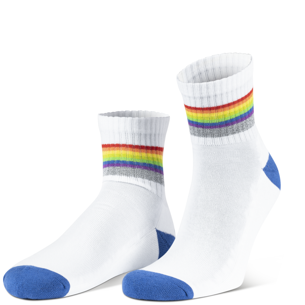 reflektierende weiße Socken in Farbvariante „weiß Regenbogen“ mit Streifen in Regenbogen Optik und hoch reflektierendem Streifen von REFLECTIVE Berlin.