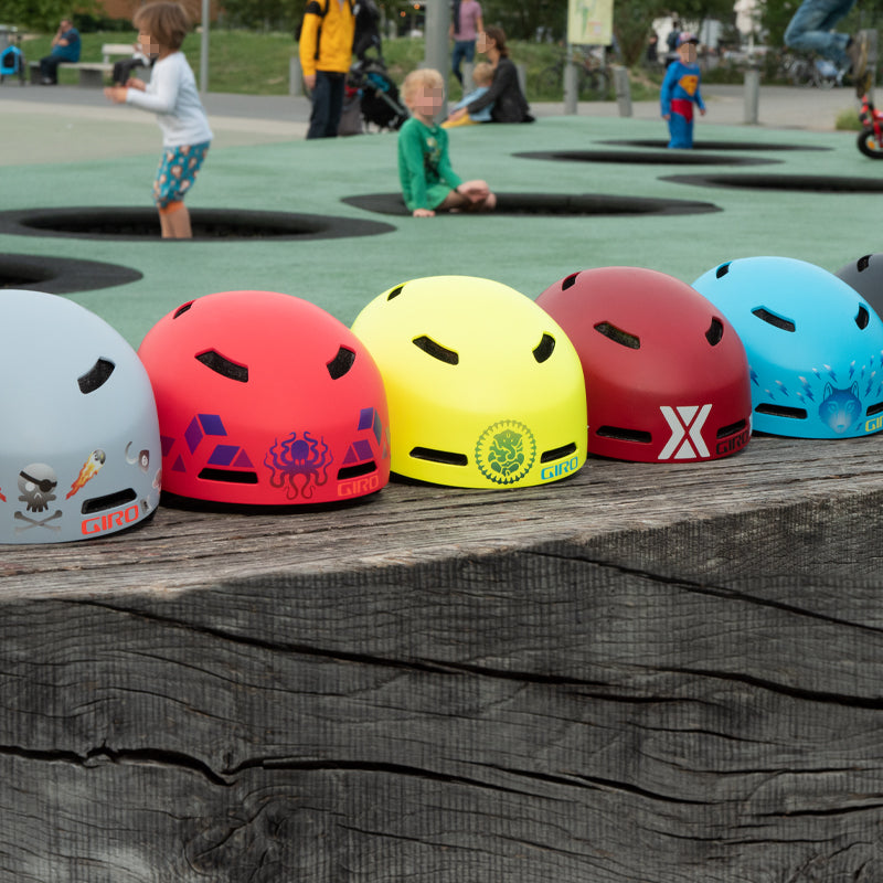 Jugendhelme mit Stickern, bunt