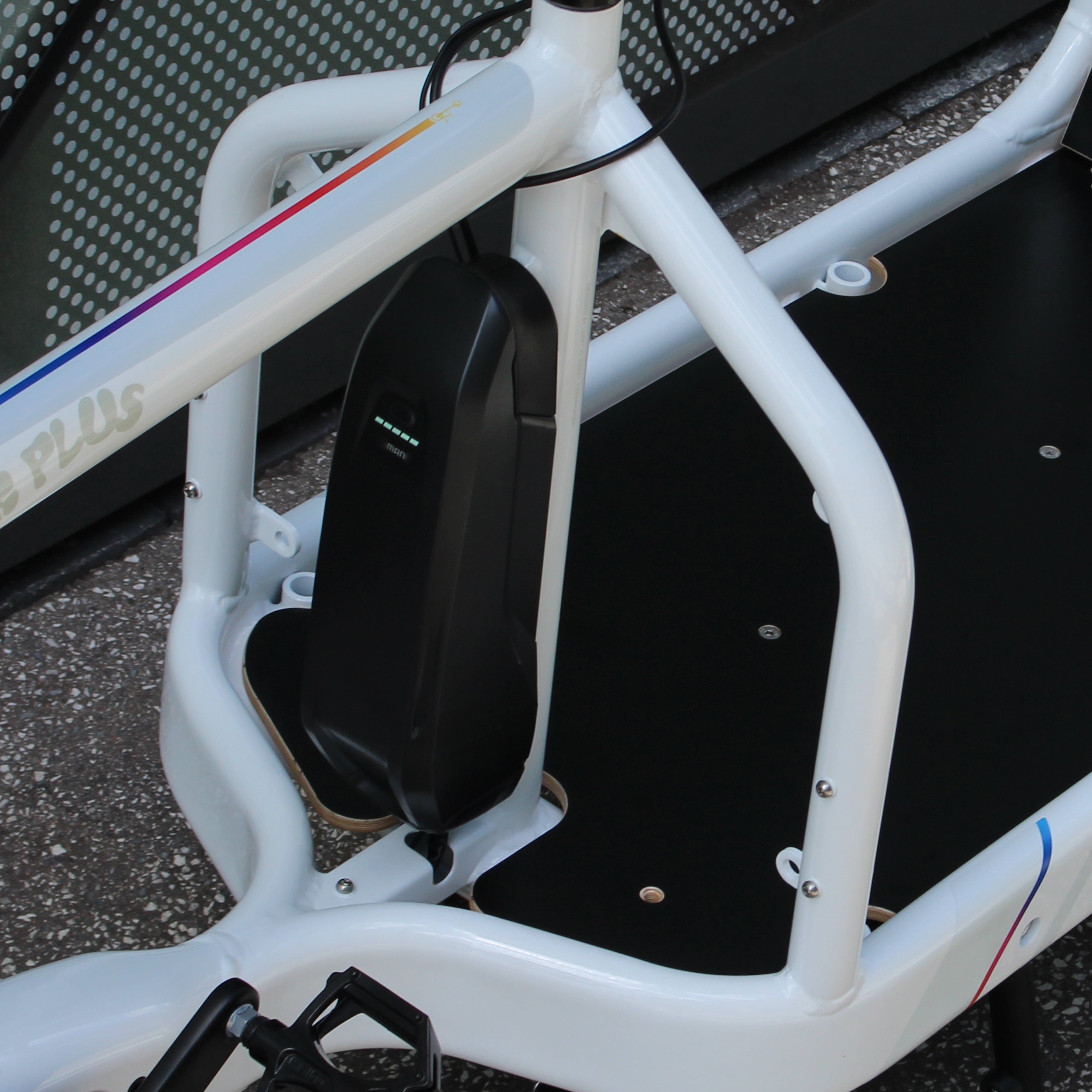 Bullitt Milk Plus, weiß, Batterie, Sticker Dekor mit regenbogen Streifen