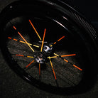 Reflektoren gelb-orange, am Rollstuhl, rechtes Rad, Seitenansicht