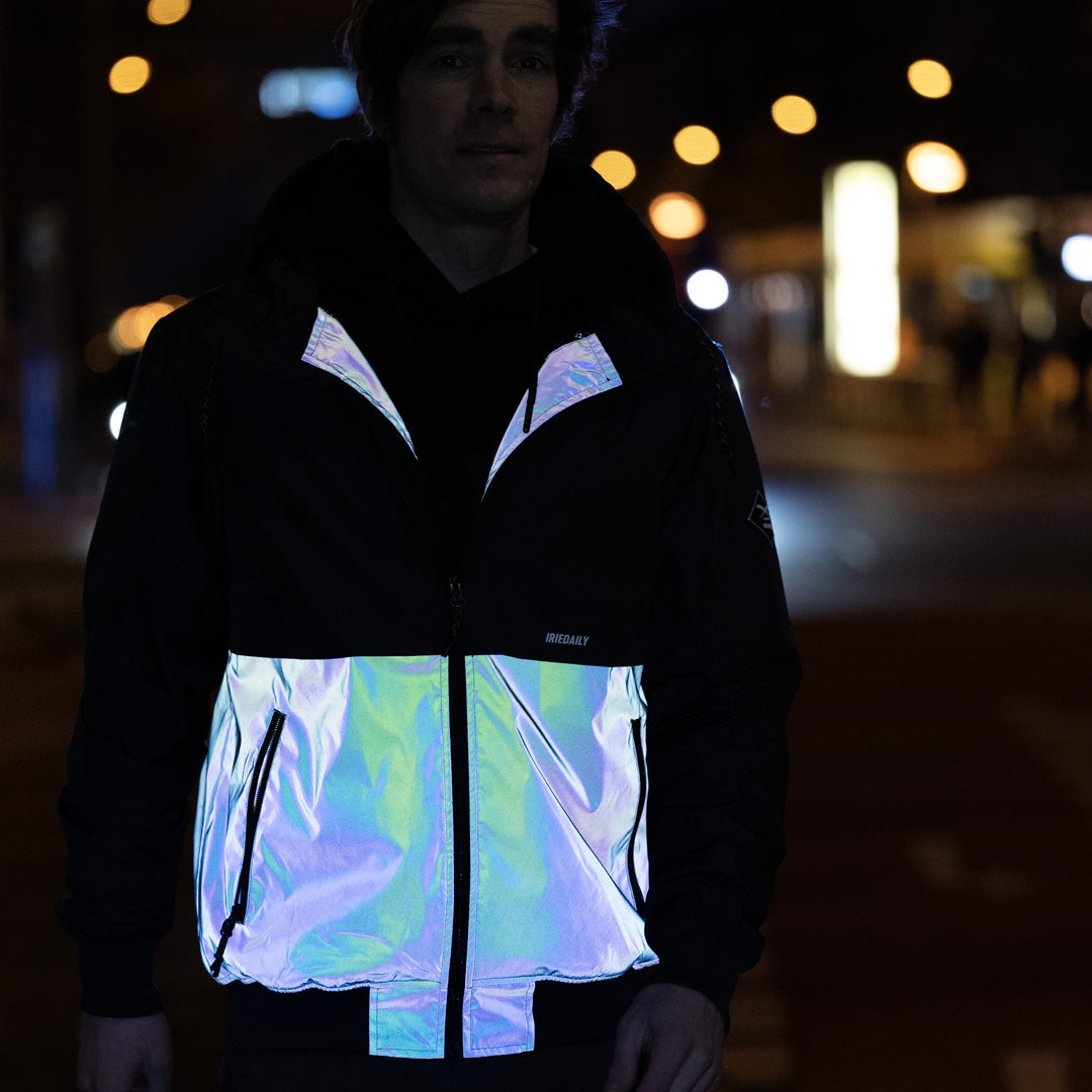 Mann trägt reflektierende iriedaily Jacke nachts