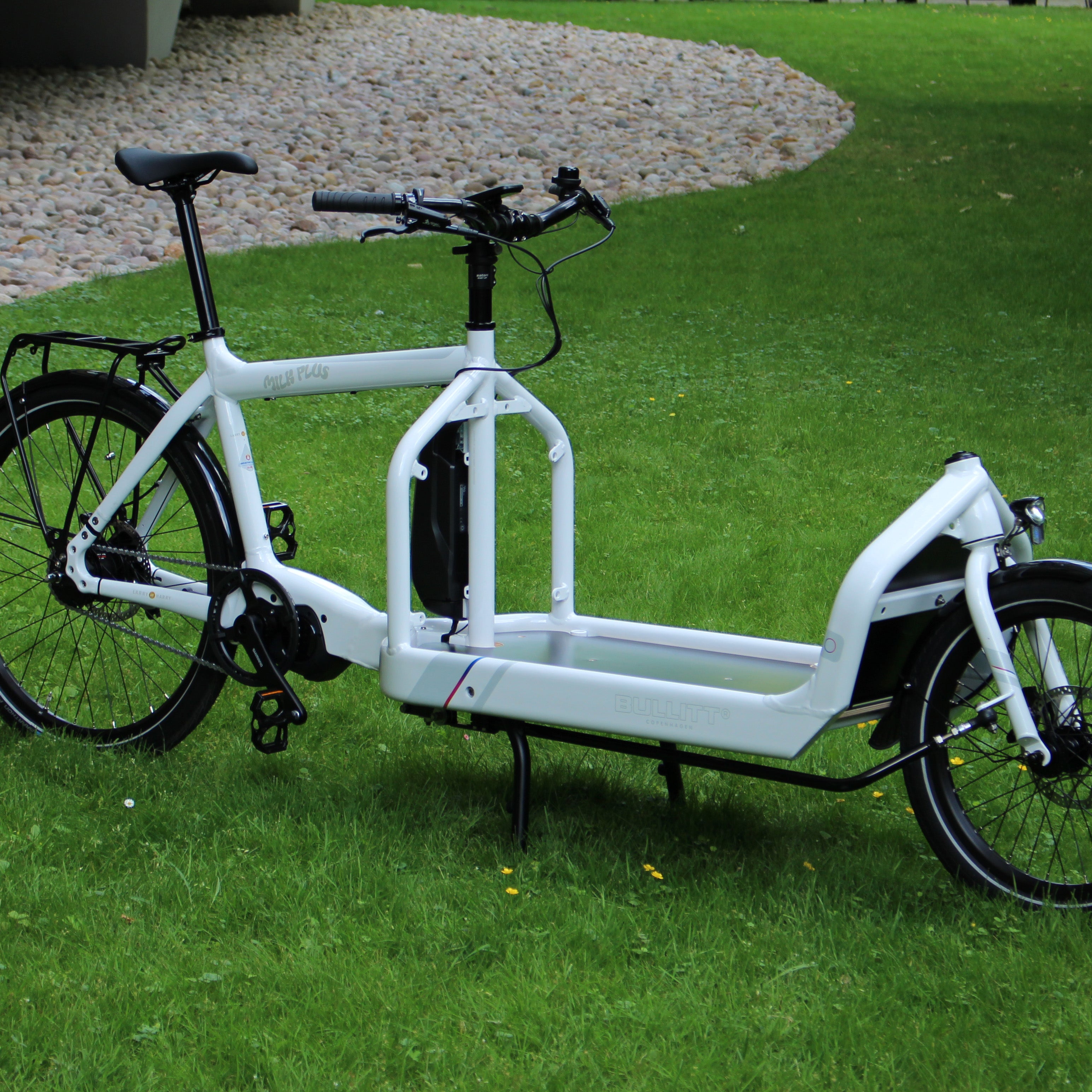 Lastenrad Bullitt weiß, Milk Plus Modell, ganze Ansicht schräg vorne