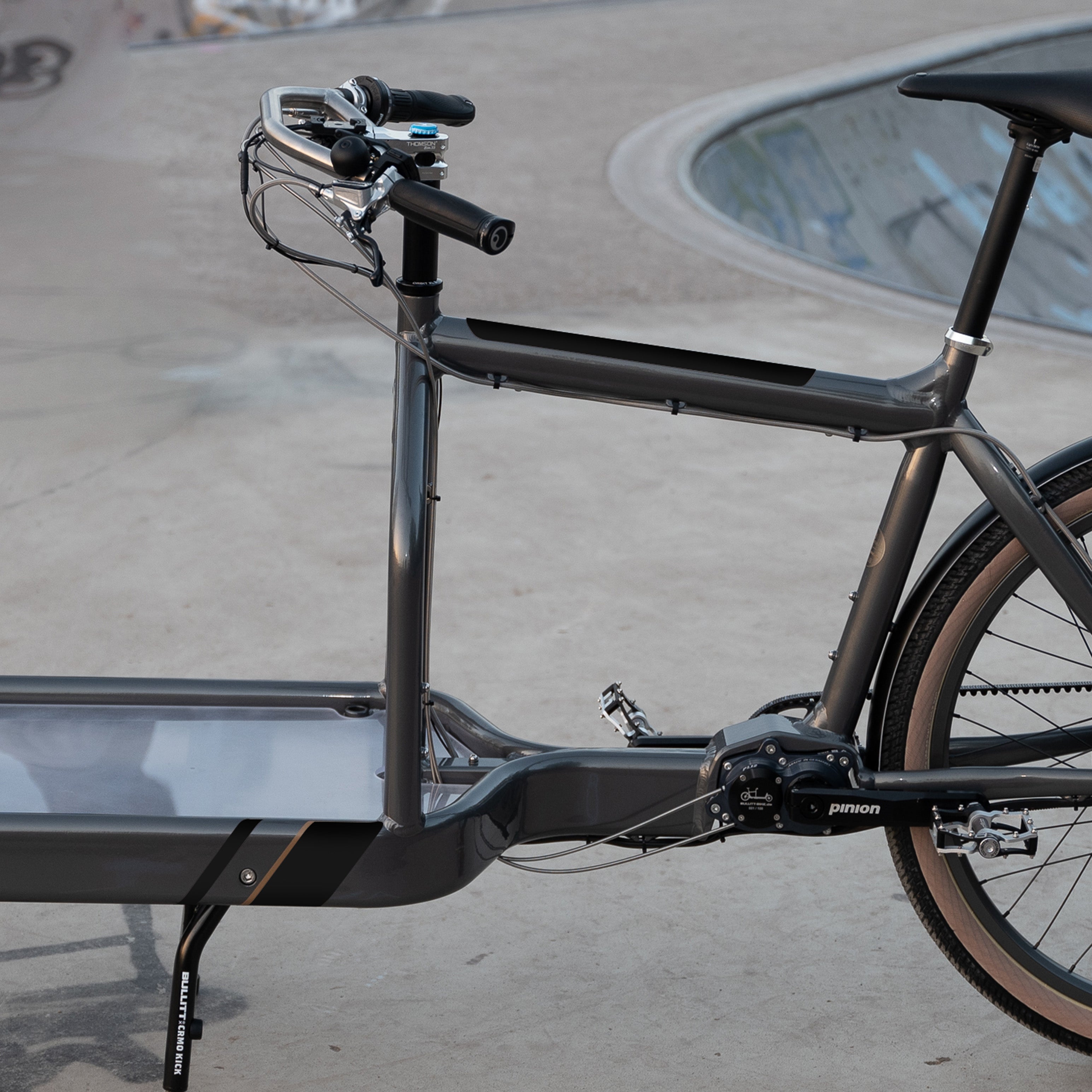 Bullitt Lastenfahrrad grau, Mittelteil, Seitenansicht, schwarzes Dekor, Sonderedition Pinion