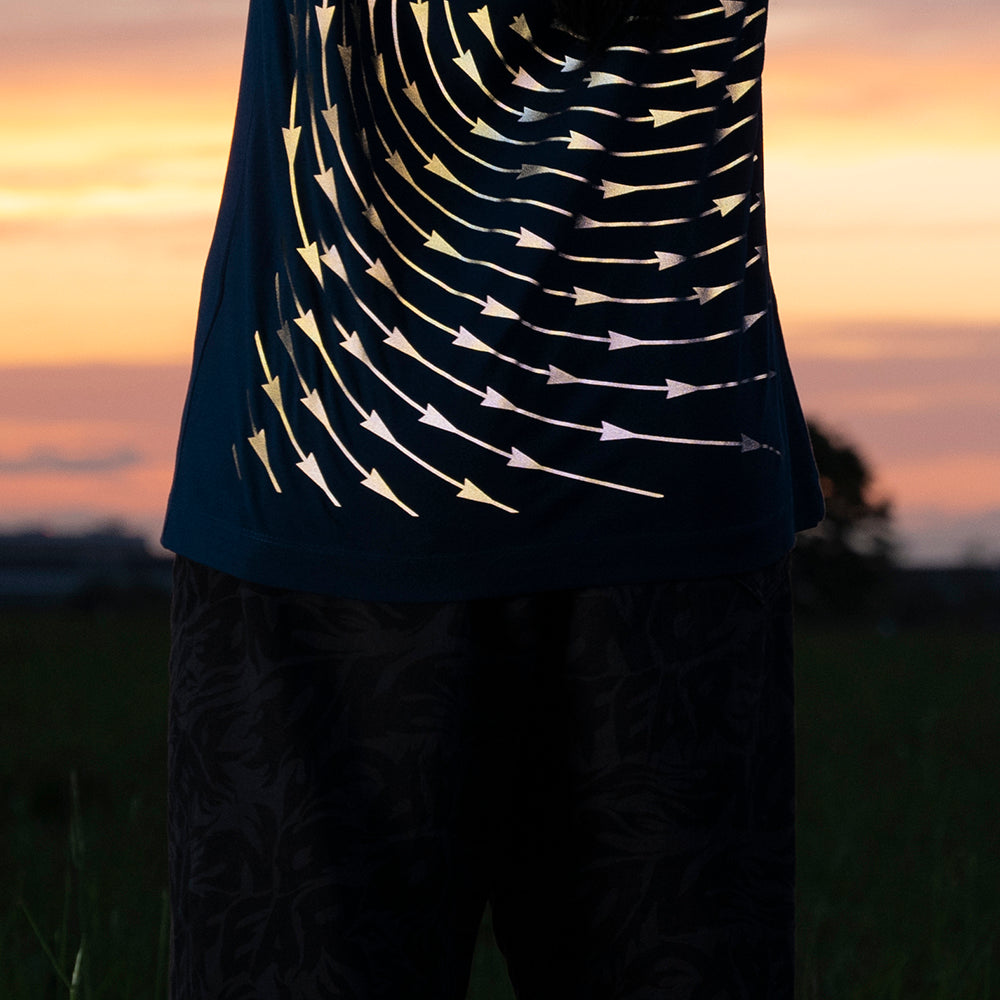 Detailansicht von reflektierendem T-Shirt hinten, im Hintergrund untergehende Sonne