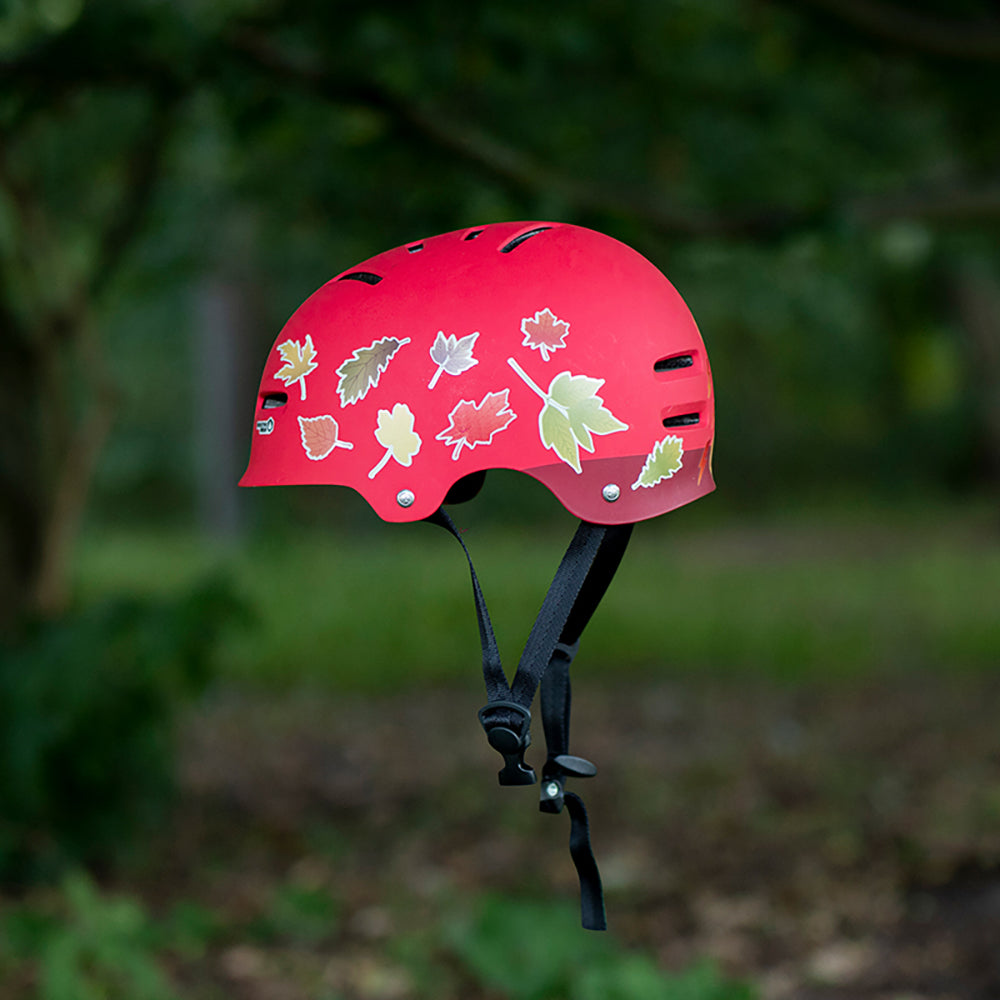 Fahrradhelm rot, schwebend, Seitenansicht, Blätter Sticker reflektierend