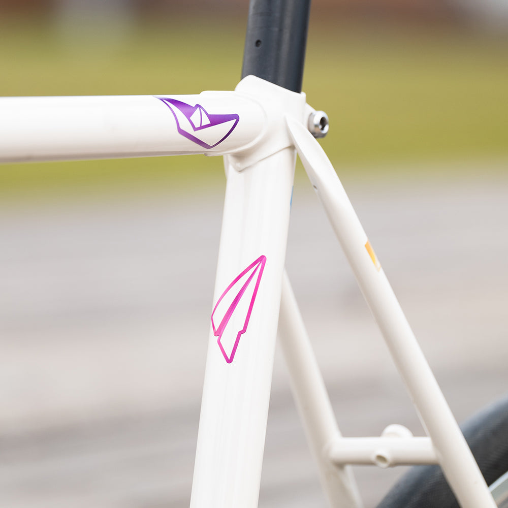 Fahrradrahmen weiß, mit Papierboot und Papierflieger Aufklebern
