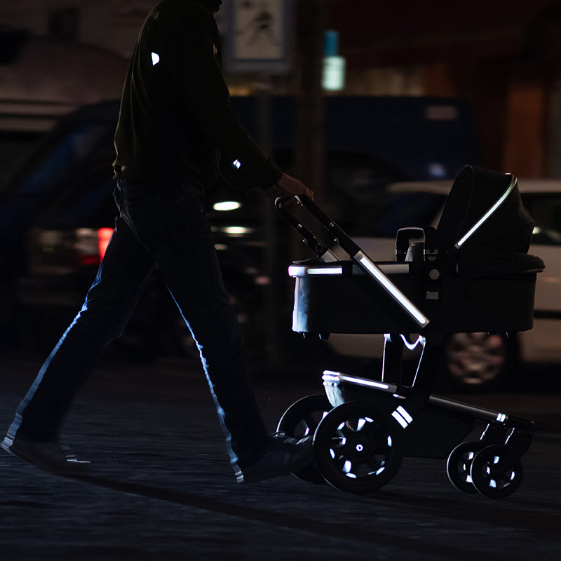 JOOLZ Day 3 Kinderwagen bei Nacht mit reflektierenden Aufkebern