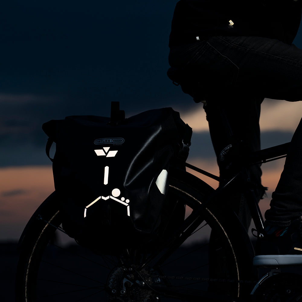 Reflektierende Fahrradtasche am Gepäckträger bei Nacht