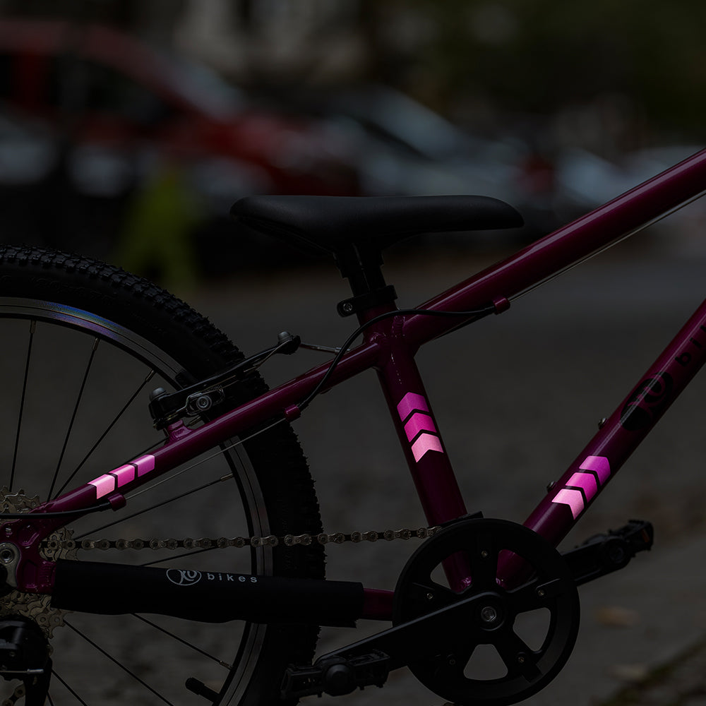 Jugendfahrrad mit pinken reflektierenden Aufklebern