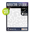 M Pebbles in Weiß von REFLECTIVE Berlin als verpacktes Set mit stark reflektierenden organischen Formen für mehr Sichtbarkeit im urbanen Stil.