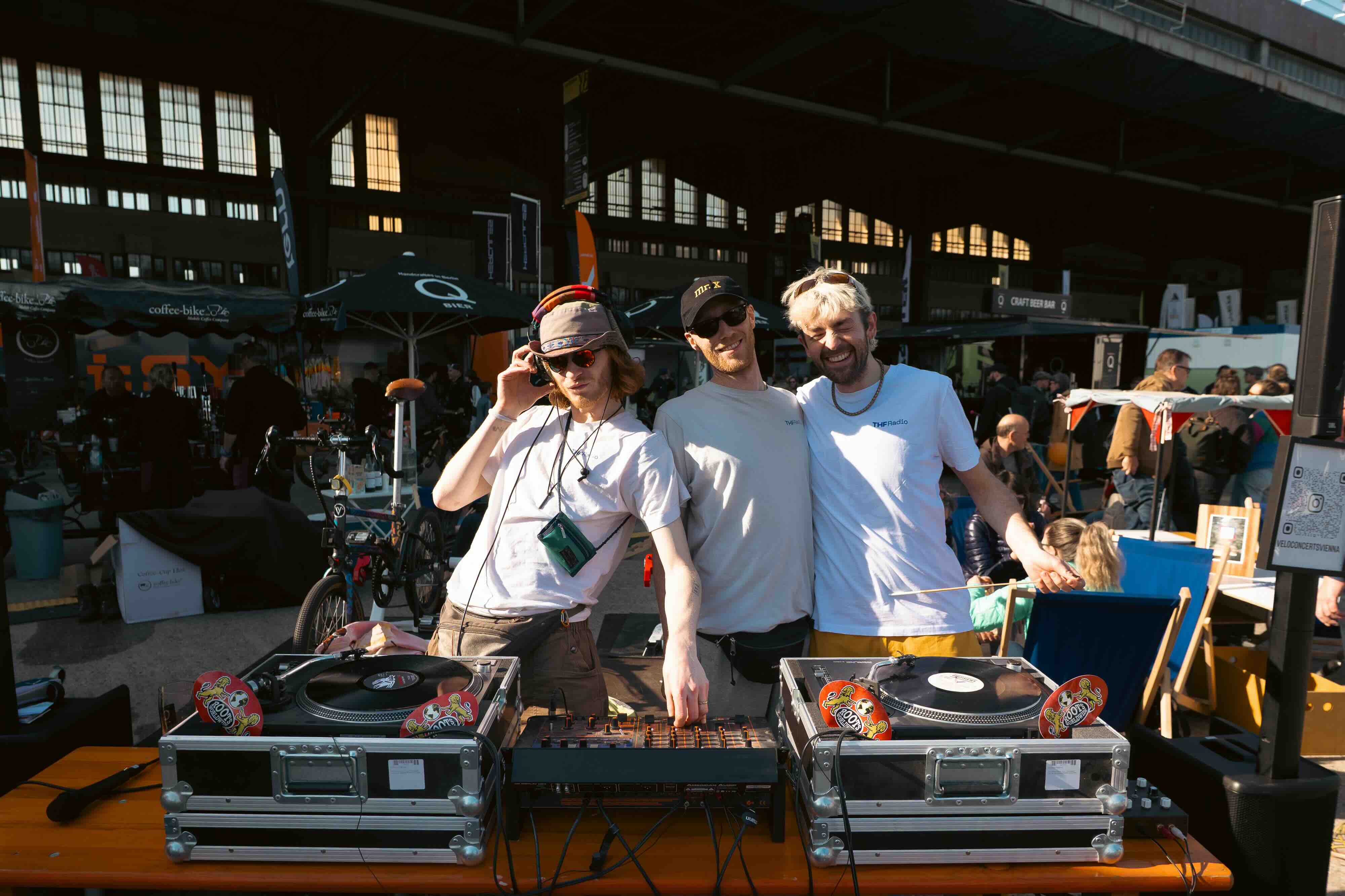 Drei Jungs von THF Radio legen auf der VELO Berlin Platten auf