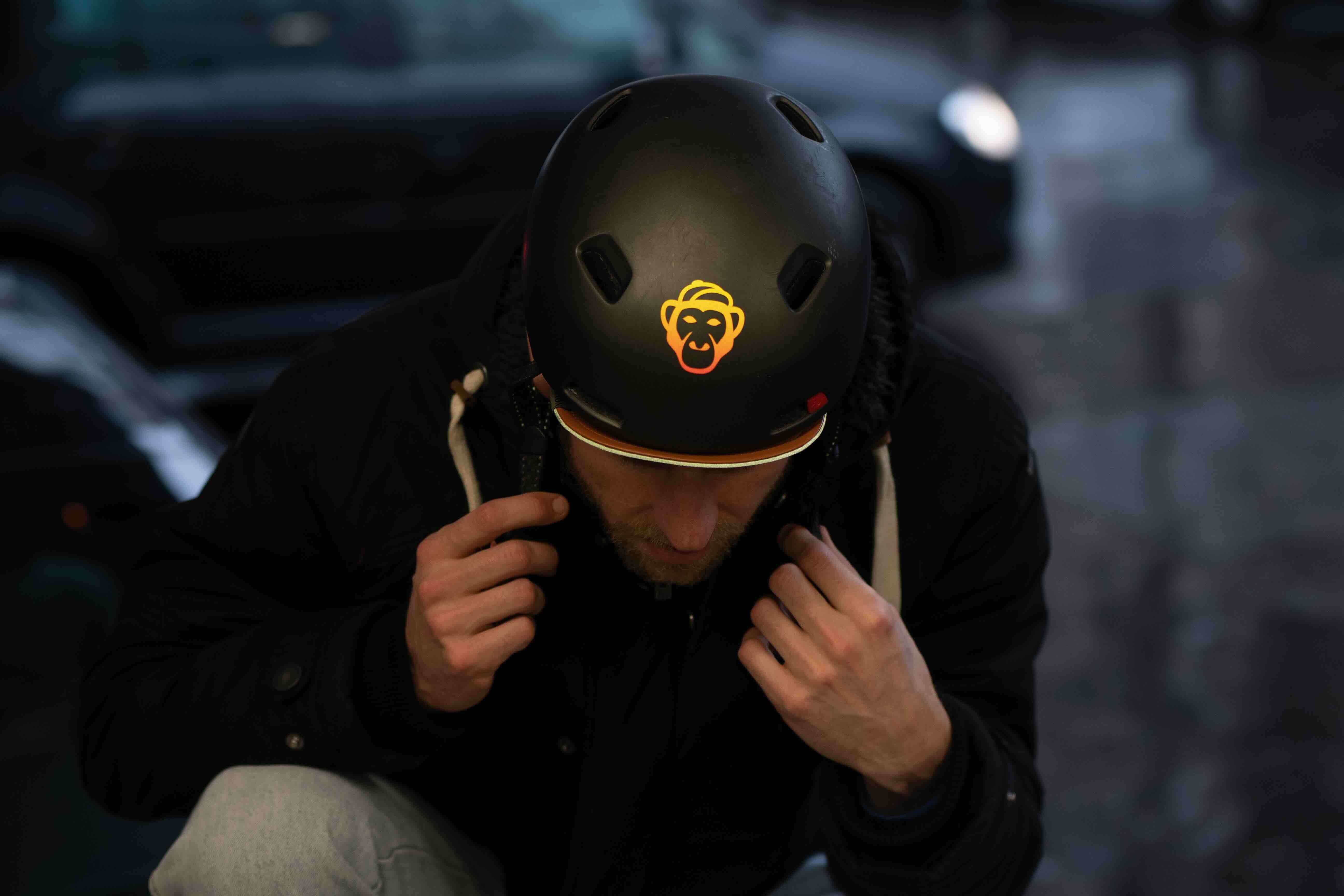 Affe Rainbow von REFLECTIVE Berlin auf schwarzem Fahrradhelm mit stark reflektierendem mehrfarbigem Affenmotiv für mehr Sichtbarkeit im urbanen Stil.