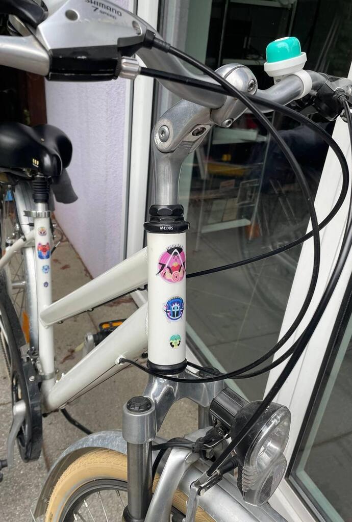 Artist Edition Kurihara von REFLECTIVE Berlin auf Fahrradrahmen mit stark reflektierenden Illustrationen für mehr Sichtbarkeit im urbanen Stil.